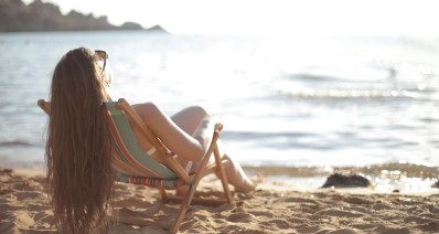 צעירים בשמש (צילום: Pexels)