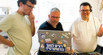 עושים מוזיקה עם דיג'י טל אלון בבית עמית. צילום: נורית מאיר