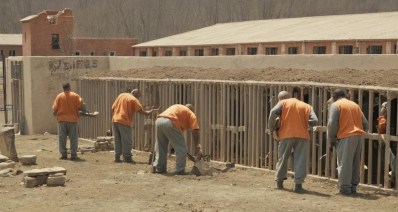 אסירים בונים ומשתקמים (צילום: AI)