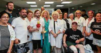 ארטיום מבקר את הפצועים במחלקת שיקום (צילום: בית החולים איכילוב)