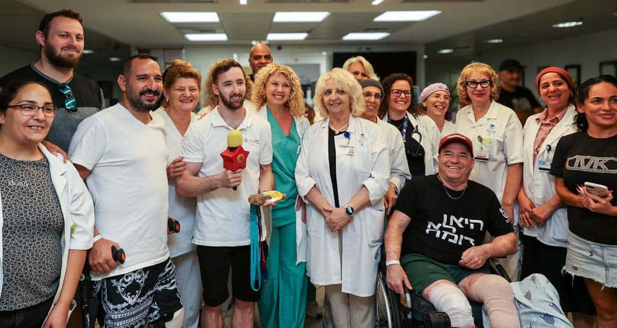 ארטיום מבקר את הפצועים במחלקת שיקום (צילום: בית החולים איכילוב)