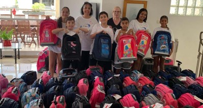 מימין: יהודית רובינשטיין ושירלי קרני ומתנדבי העמותה (צילום: אסף לוי)