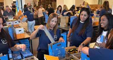 עובדי בזק ובחרי עמותת "אור למשפחות" באריזות חג עבור המשפחות (צילום: יח"צ)