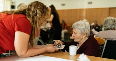 טיפול על ידי בן משפחה (צילום: Pexels)