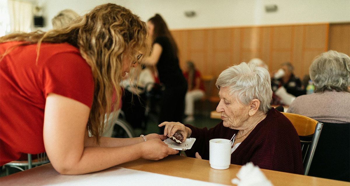 טיפול על ידי בן משפחה (צילום: Pexels)