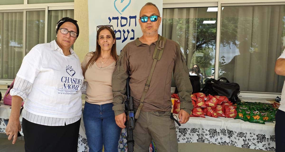 משמאל לימין: תשובה כברה - אחראית רווחה בחסדי נעמי, נסרין יוסף, אנדריי דוסטוב (באדיבות: חסדי נעמי)