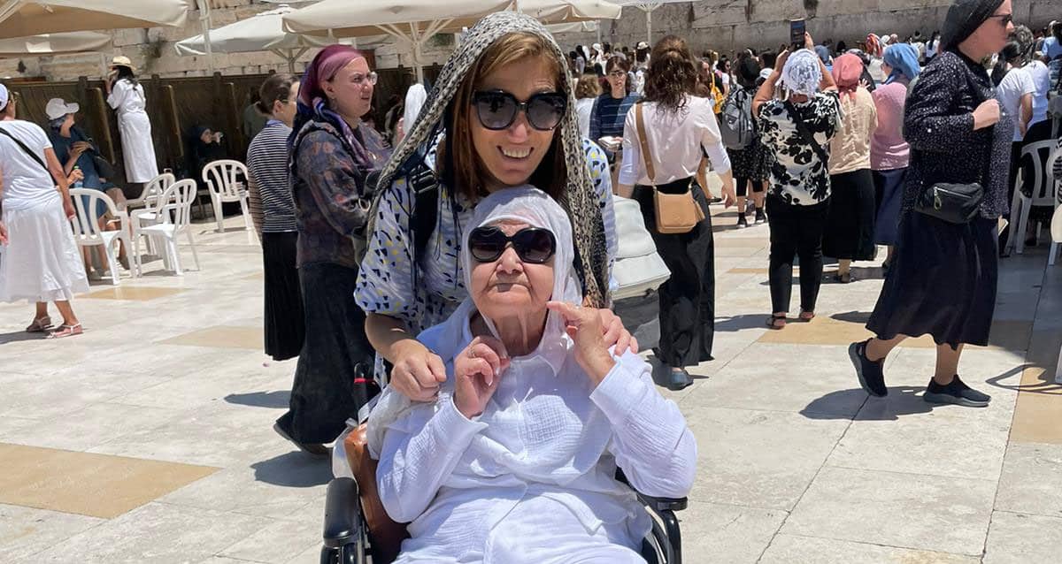 מירלה ומשפחתה (צילום: פרטי)