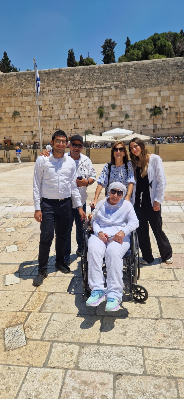 מירלה ומשפחתה (צילום: פרטי)