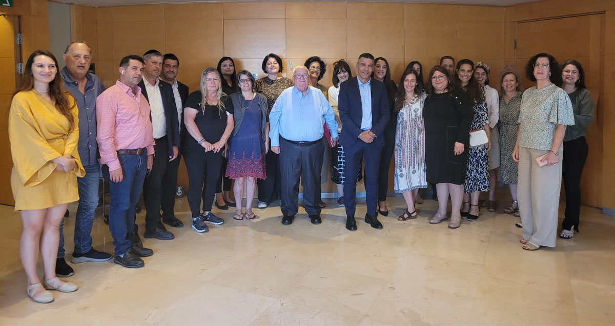 בכירי בנק מזרחי מחלקים מענקים לעמותות (צילום: יח"צ)