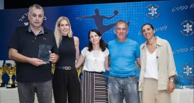 אות הוקרה מיוחדת לעמותת נט"ל (צילום: דוברות מכבי)