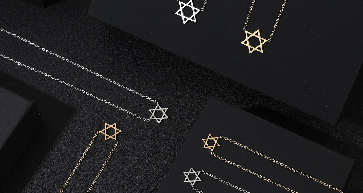 שרשראות עם תליוני מגן דוד בקניוני עופר (צילום: יח"צ)