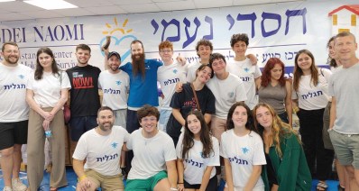 צעירים מתגלית מתנדבים בהכנת סלי מזון (צילום: חסדי נעמי)