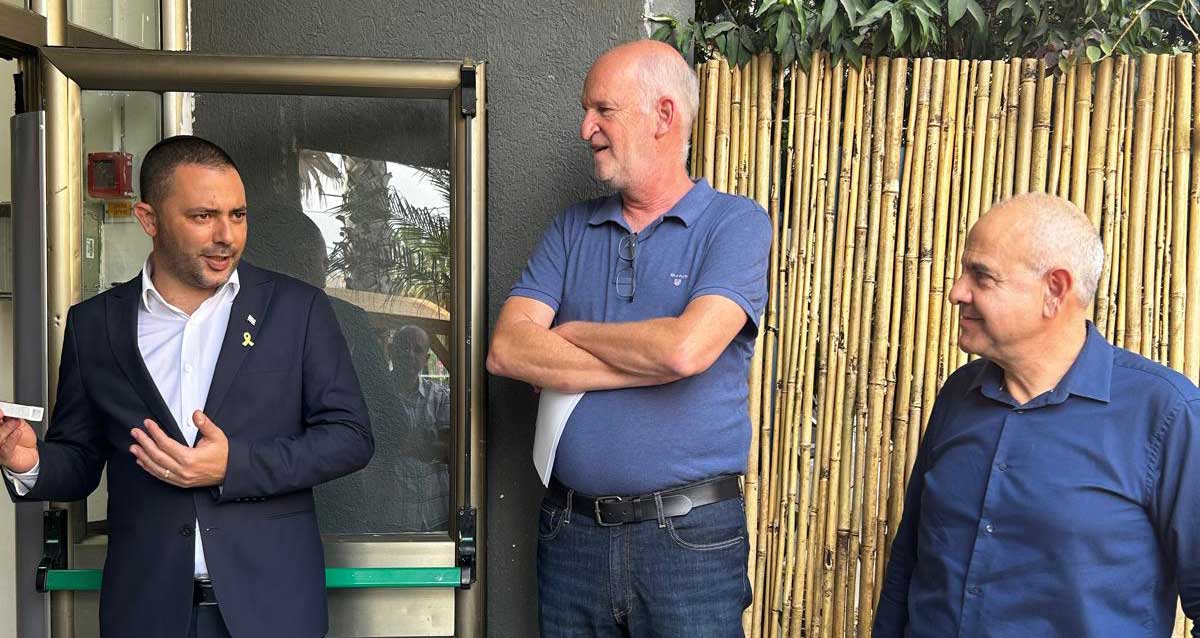 מימין לשמאל: שמואל אבואב, אלון אלרואי וכפיר סוויסה באירוע חנוכת בית הספר. צילום: אלאור