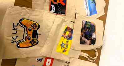 תיקים עם יצירות AI שהכינו הדיירים בסדנה