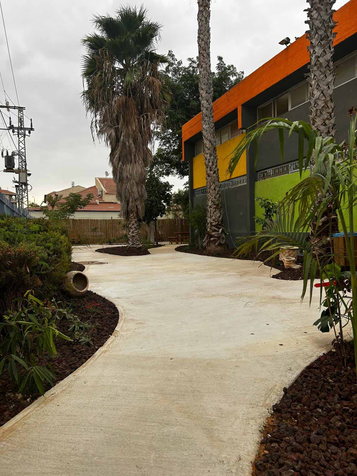 חצר בית הספר קרן אור בקריית גת. צילום: אלאור