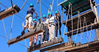 נאחזים באוויר. צוות "רבדים" ביום גיבוש. צילום: קבוצת ג.י.א