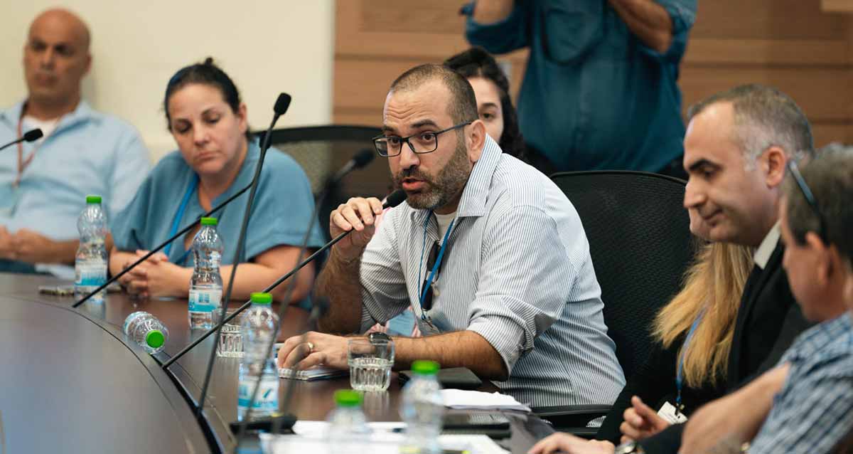 אבי אלבאז בישיבת ועדת העבודה והרווחה. צילום: אדיר לוי