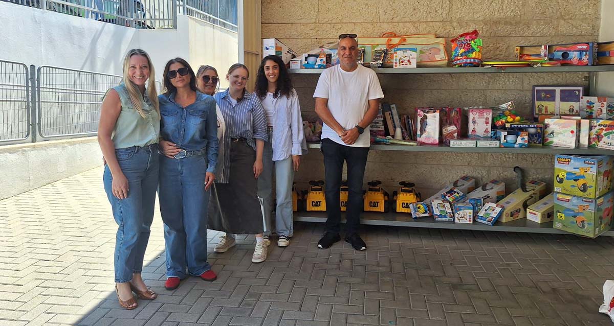 תרומה לפעוטות במעון יום שיקומי של אלו"ט מודיעין שקיבלו משחקים מעובדי מינהלת הגמלאות במשרד האוצר (צילום: יח"צ)