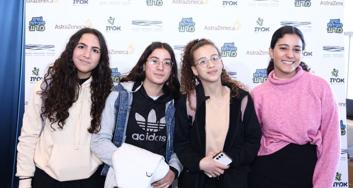 אולפנת אמית צפת - המיזם הנשי המצטיין מצפת שיסייע להלומי קרב (צילום: יואל נקש)