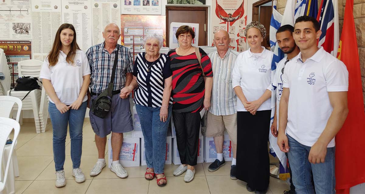 חסדי נעמי מסייעים לקשישים באשקלון (צילום: ליאור כהן)