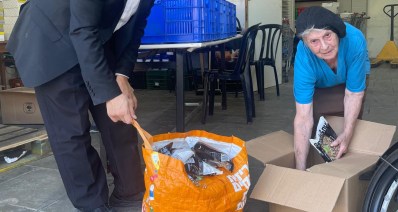 מתנדבת הסניף יפה אוחיון ביום חלוקת מצרכים (צילום: חסדי נעמי)