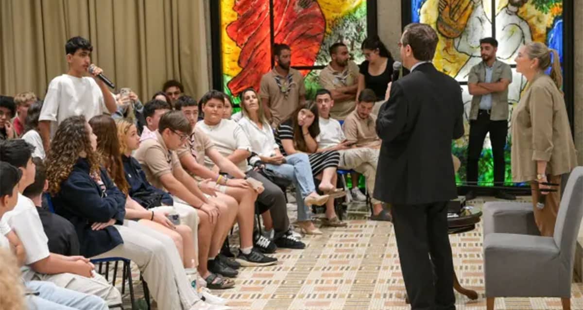 נשיא המדינה אירח בני נוער שפונו מבתיהם בצפון ומעוטף עזה (צילום: מעיין טואף, לע"מ)