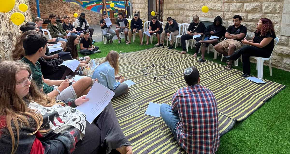 טקס ציון ה-7 באוקטובר בפנימיית רבדים בירושלים