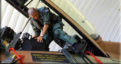 אסף דגן, טייס חיל האוויר מטפל על סולם ונכנס לקוקפיט