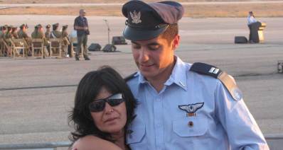 אסף דגן טייס חיל האוויר מחבק את אימו על מגרש המסדרים
