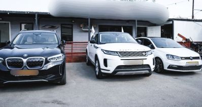 כלי הרכב היוקרתיים של החשודים. צילום: דוברות המשטרה