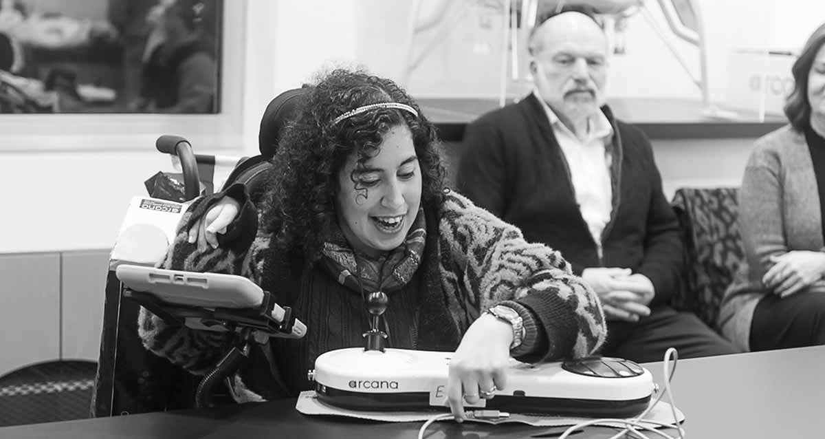 נטלי שחרור מנגנת על כלי נגינה נגיש הארקנה. צילום: אוריאל שטרית