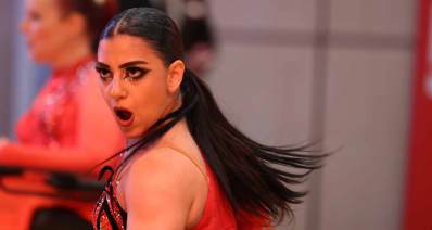 תומר מרגלית אלופה אירופה בריקודים בכסאות גלגלים. צילום פלג גוף עליון תוך כדי ריקוד. שיער שחור ארוך.