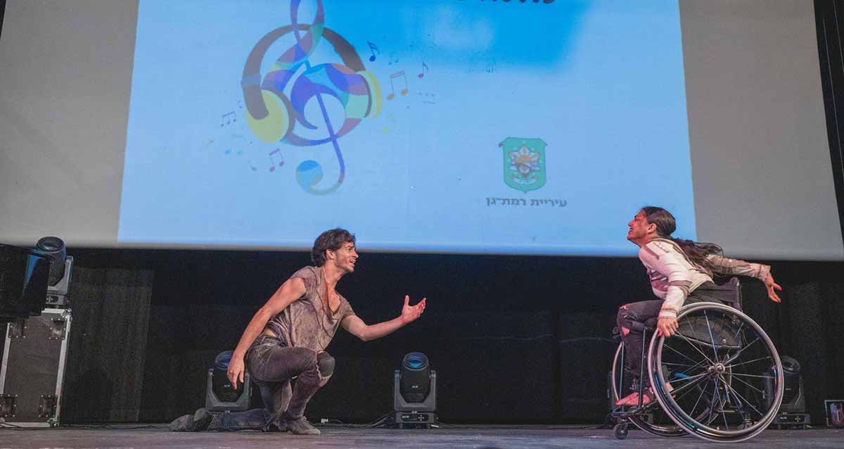 ערב כישרונות לאנשים עם מוגבלות ברמת גן. על במה שני כישרונות מציגים, גבר כורע ברך ואישה בכסא גלגלים.