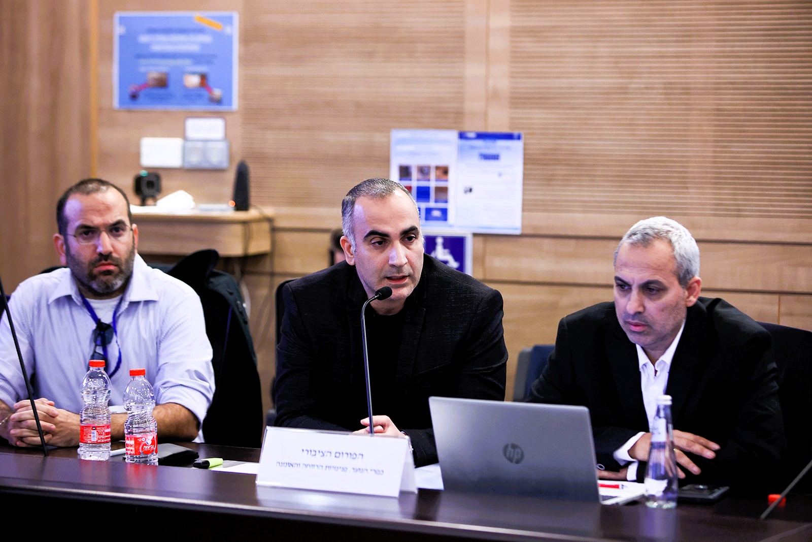 הדיון בוועדה לביקורת המדינה. משמאל לימין - אבישי פריזדה, אבי אלבאז ורואה החשבון דורון אראמי