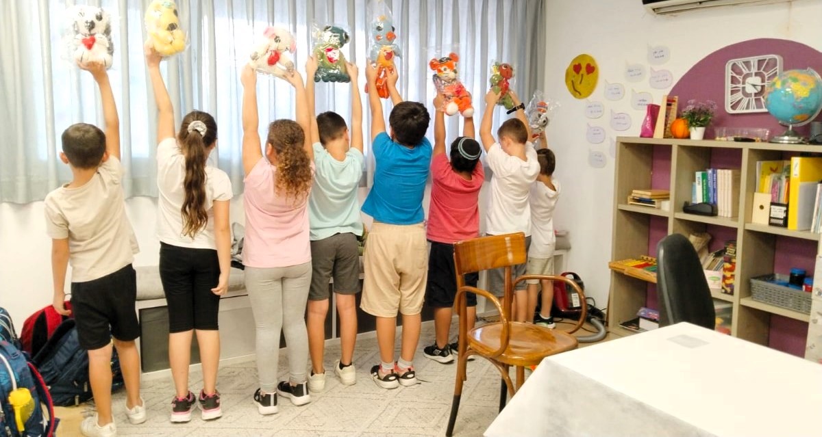 ילדים עם בובות סריגה. צילום: סורגים בכיף