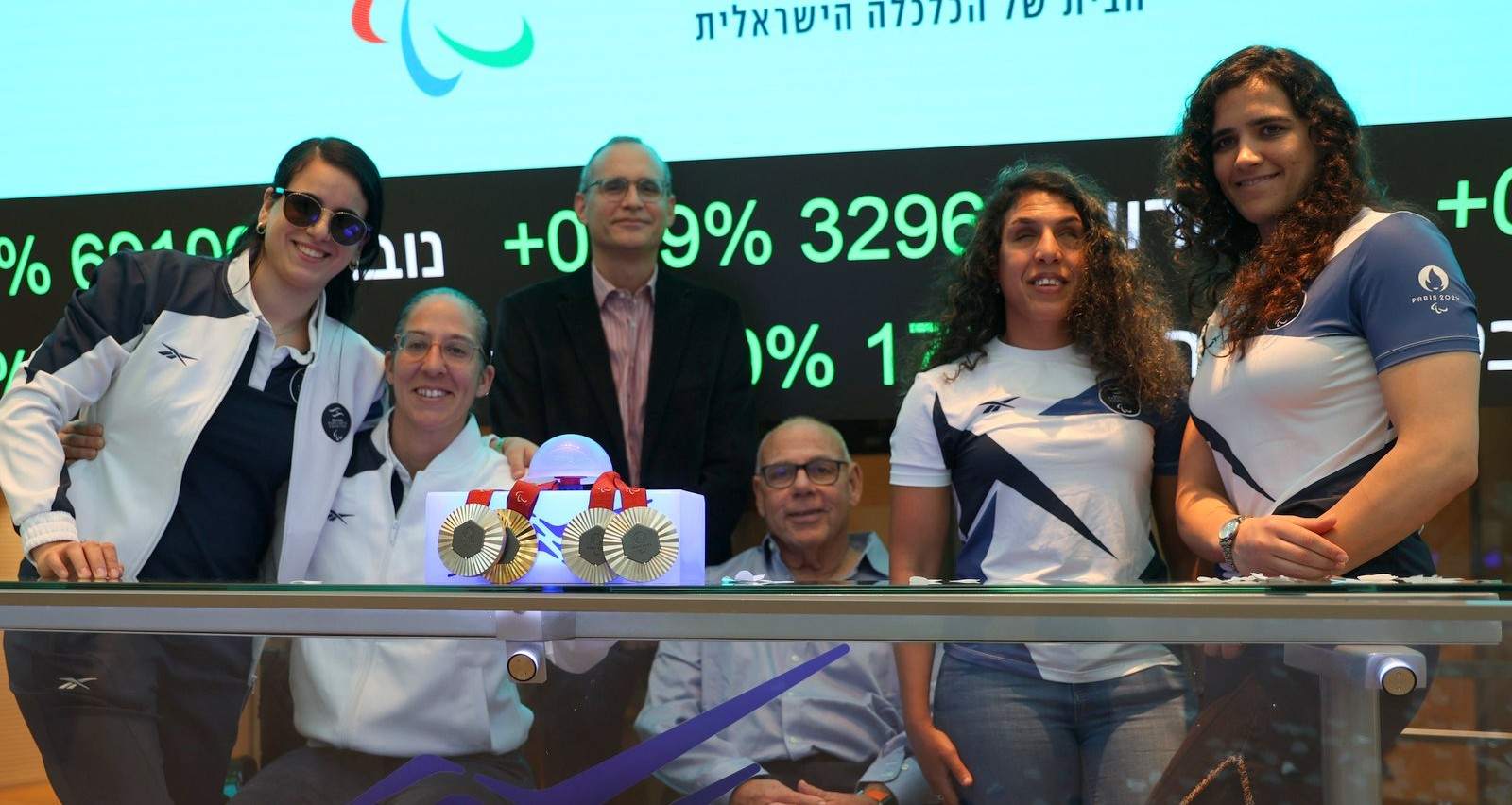 בתמונה מימין לשמאל: ליהיא בן דוד, גל חמרני, יו"ר הוועד הפראלימפי מוץ מטלון, מנכ"ל הבורסה לניירות ערך איתי בן זאב, מורן סמואל ואילהם מחמיד. צילום: קרן איזיקסון