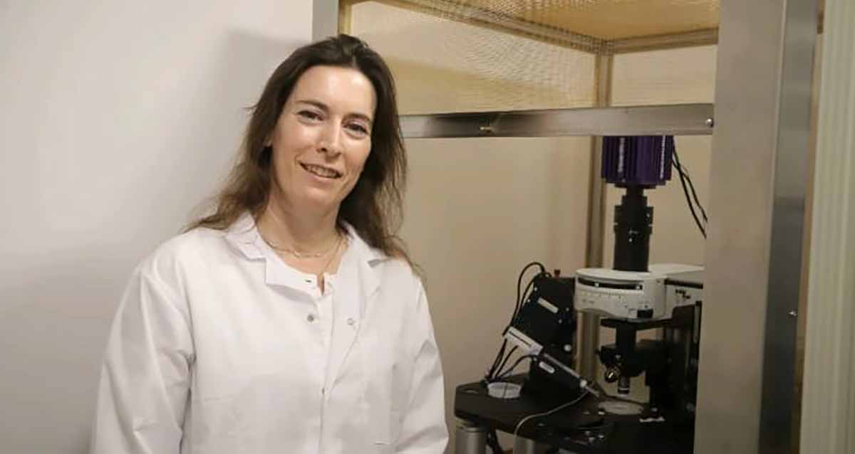 פרופ' שני שטרן מחוג סגול לנוירוביולוגיה באונ' חיפה. תמונה ליד ציוד רפואי.