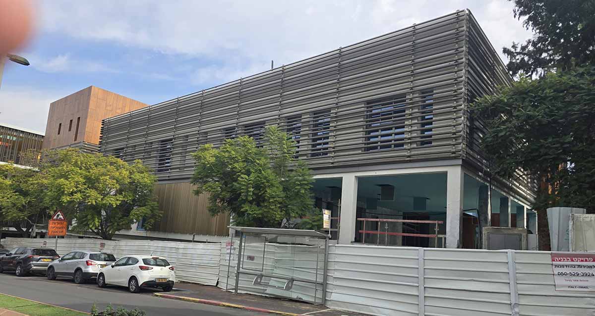 בית הספר התבוני ברמת אפעל. המתחם מוקף גדר מתכת בצבע לבן של אתר בנייה. המבנה כולל אגף בצבע אפור, אגף בצבע יום ועוד אגף בבנייה.