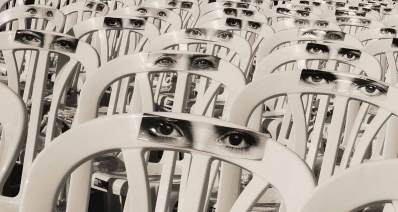 כיכר החטופים, כסאות ריקים בשחור ולבן. צילום: אלעד אקרמן