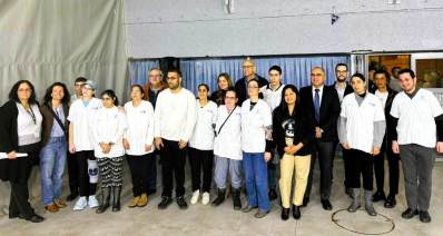 התלמידים של אקים עם הנהלת בית החולים קפלן. צילום גלעד שעבני