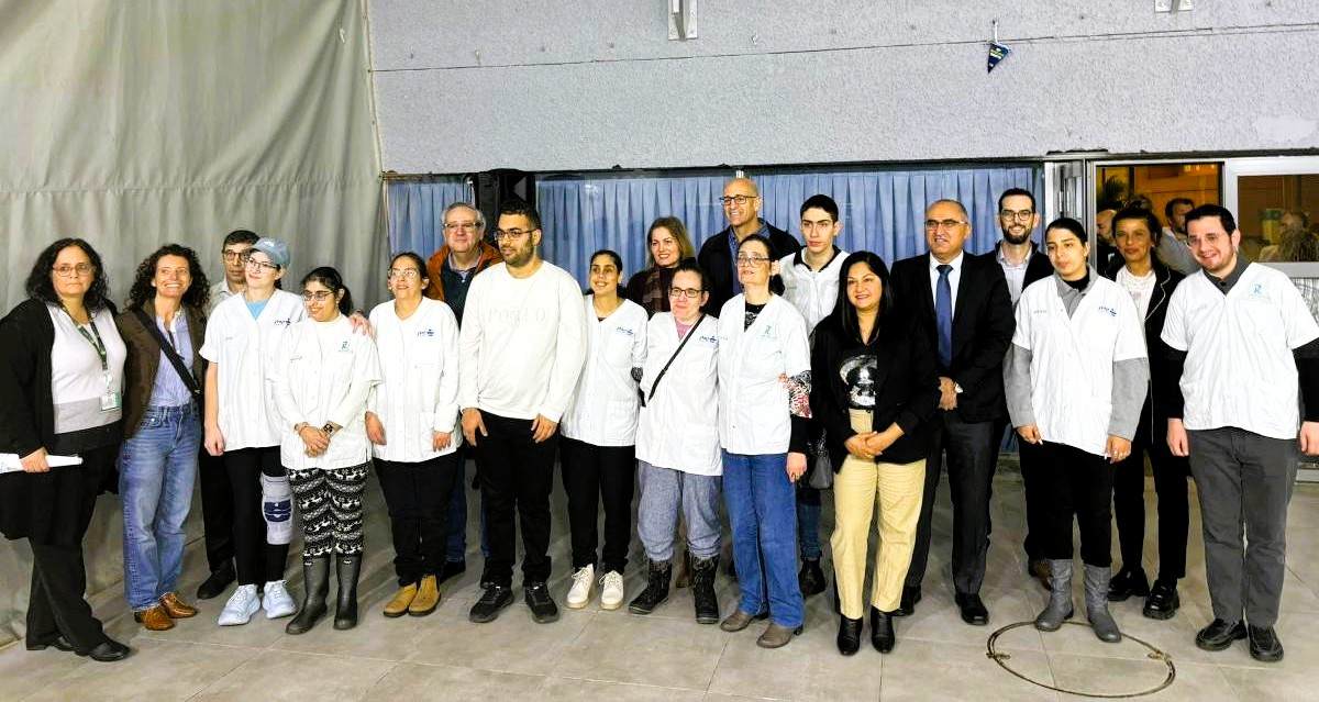 התלמידים של אקים עם הנהלת בית החולים קפלן. צילום גלעד שעבני