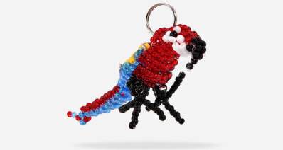 החרוזים של איתן. בובת חרוזים יושבת על כסא שחור ואליה מחוברת טבעת.