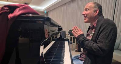 נציגי כפר עופרים בדיור מוגן נאות אפקה. נציג כפר עופרים מנגן בפסנתר.