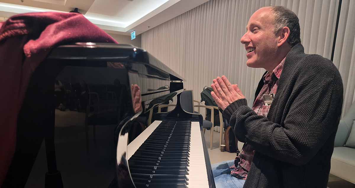 נציגי כפר עופרים בדיור מוגן נאות אפקה. נציג כפר עופרים מנגן בפסנתר.