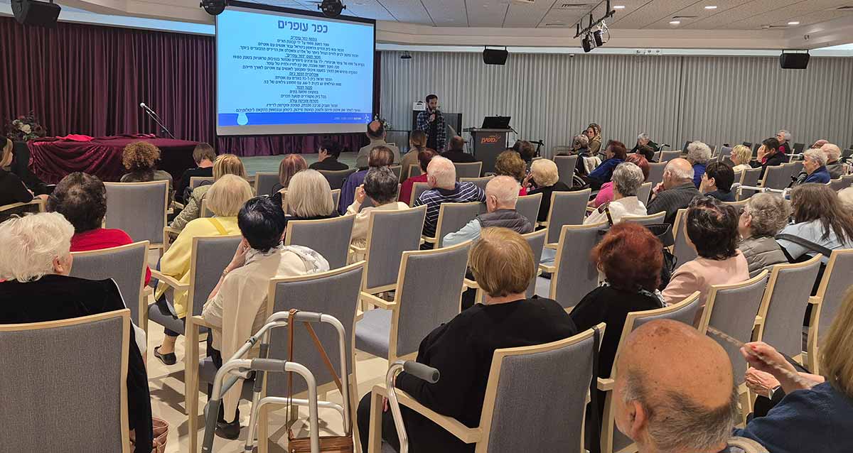 דיירי דיור מוגן נאות אפקה צופים במצגת. צילום: משען