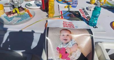 שולחן שבת עבור החטופים, כיכר החטופים, תל אביב. הכיסא של התינוק כפיר ביבס. נחטף בגיל 9 חודשים, היום בן 10 חודשים. Kfir Bibas