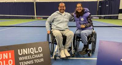 מעיין זיקרי ואסי סטוקול בטורניר טניס בולטון 2025. שניהם יושבים בכסאות גלגלים. בתחתית התמונה כיתוב באנגלית: UNIQLO WHEELCHAIR TENNIS TOUR