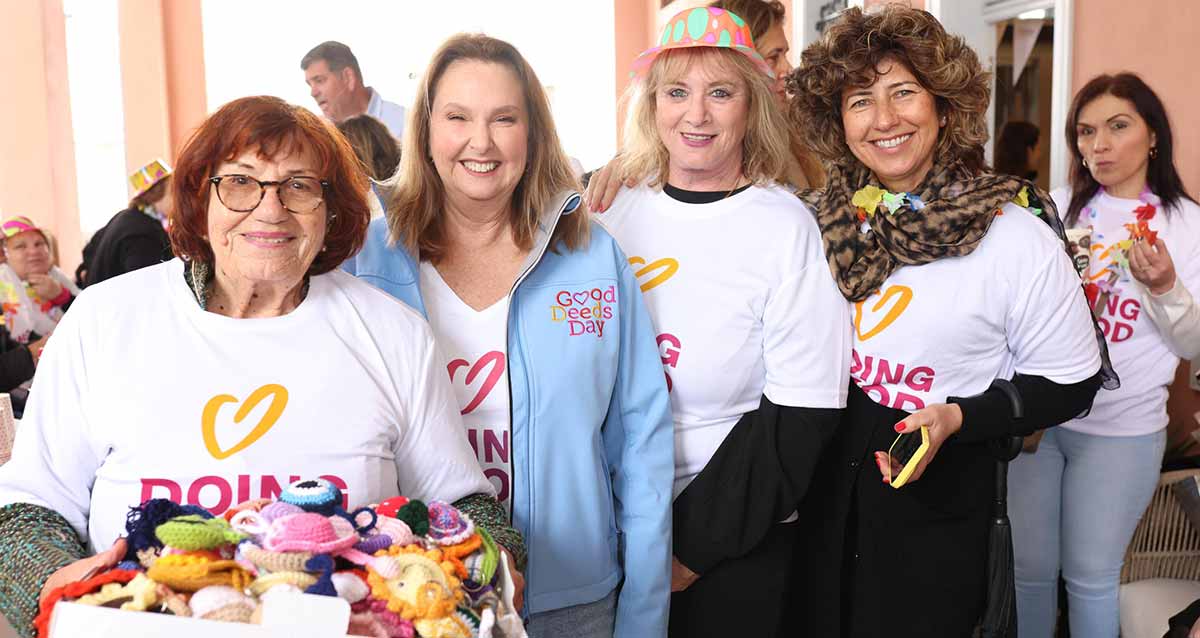 עושים טוב ביום המעשים הטובים. שרי אריסון ועוד מספר נשים בתמונה קבוצתית. אישה אחת אוחזת בידיה ארגז עם בובות.