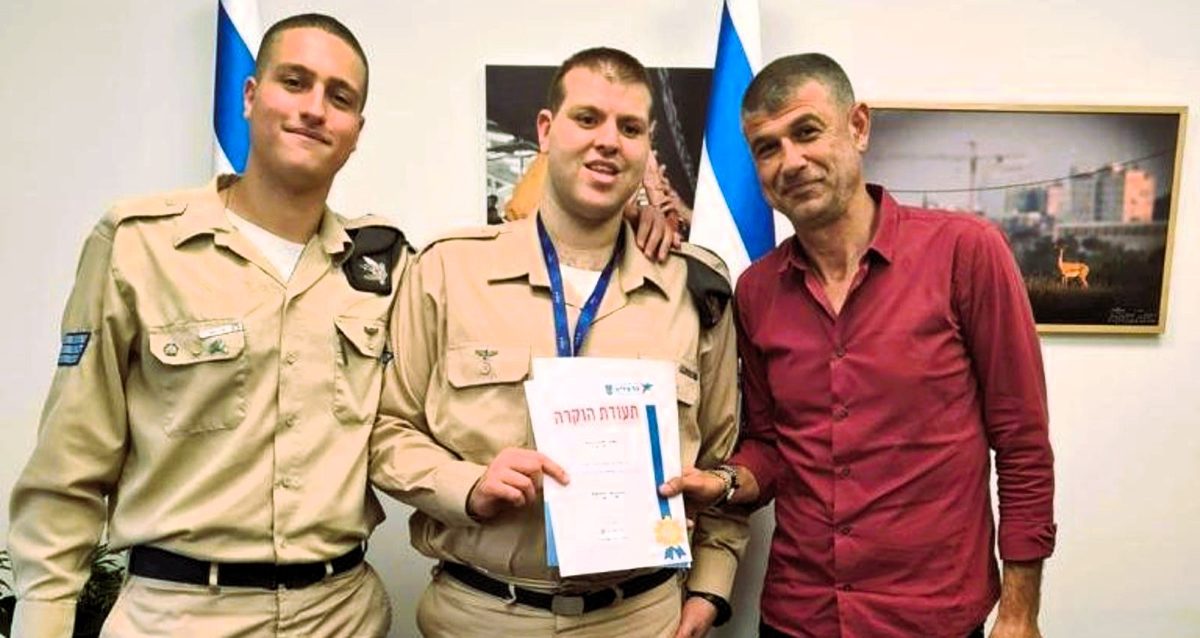 סמל אורי שבת מפקד הצוות של רז, סמ"ר רז סימור ועופר לוי. סגן ראש העיר הרצליה. צילום: פרטי הרצליה מצדיעה ל