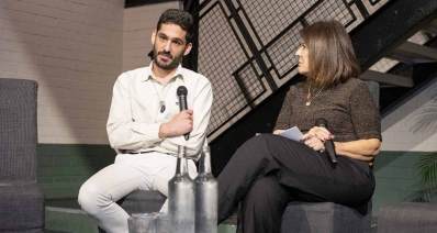 רינה מצליח ואיל גולן יושבים, ואיל עם מיקרופון ביד.